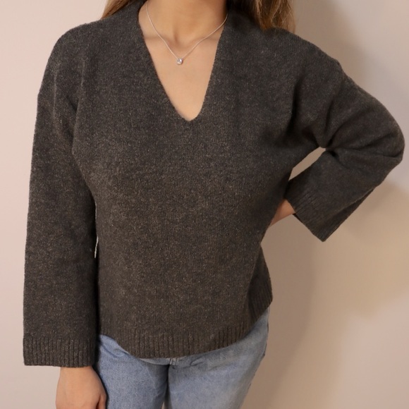 H&M V neck Sweater - Picture 1 of 3